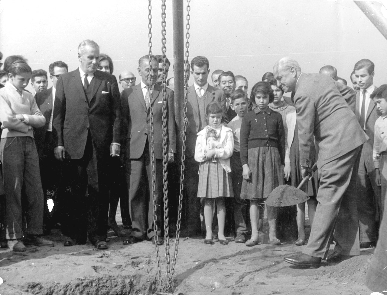 Raúl Prebisch encabeza la ceremonia de colocación de
                                                            la primera piedra