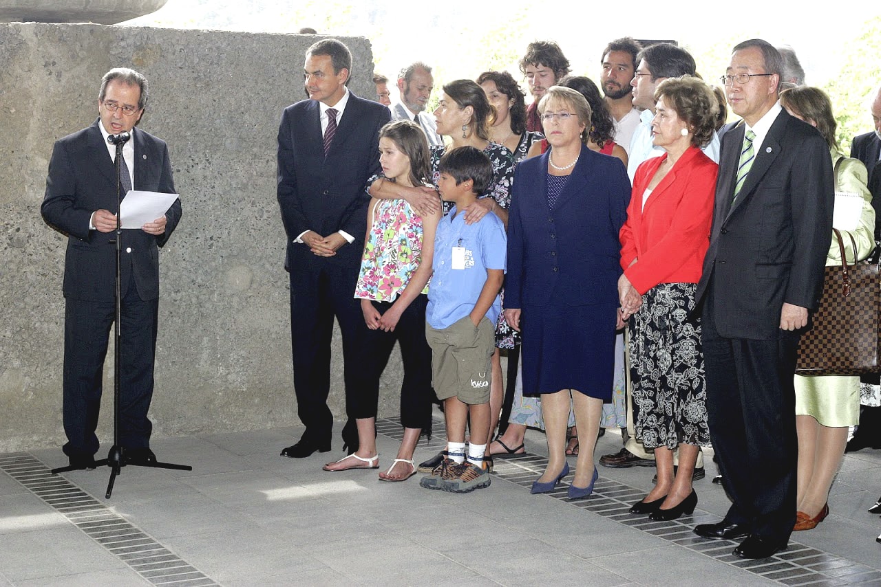 Inauguración de la placa en homenaje al ex
                                                            funcionario de la CEPAL Carmelo Soria