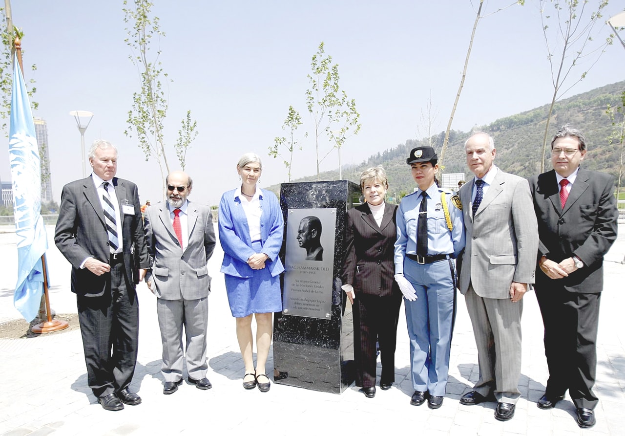 Inauguración de la placa en homenaje a Dag
                                                            Hammarskjöld