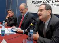 Bernardo Kosacoff, junto a Carlos Felipe Martínez, Coordinador Residente del sistema de las Naciones Unidas en Argentina, y Carlos Tomada, Ministro de Trabajo, Empleo y Seguridad Social