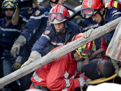 Un equipo francés de búsqueda y salvamento, rescata a un superviviente del terremoto de Haití, atrapado durante once días bajo los escombros de un restaurante desplomado.