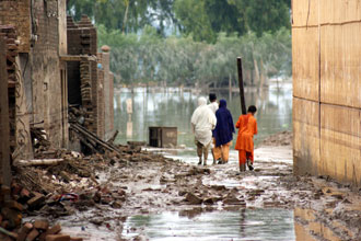Las víctimas de la peor inundación que sacudió Pakistán en varios años caminando por las calles llenas de agua en la ciudad noroccidental de Nowshera. Las inundaciones causadas por las lluvias del monzón han cobrado hasta 1.400 vidas y afectó a 2,5 millones de personas.