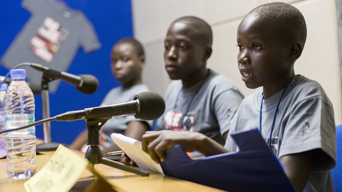 Foto de tres niños en el día Mundial de la Radio