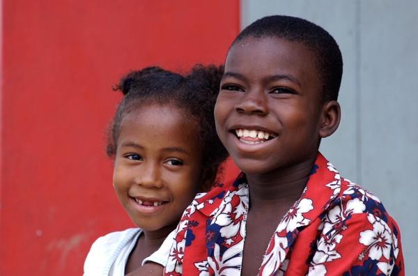 niña y niño afrodescendientes