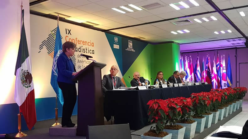 Alicia Bárcena, Secretaria Ejecutiva de la CEPAL (parada a la izquierda), encabezó la inauguración del seminario en el marco de la Novena Reunión de la Conferencia Estadística de las Américas (CEA).
