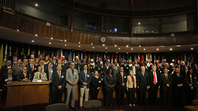 Imagen grupal de los asistentes a la reunión entre el Comité Ejecutivo de la CEA-CEPAL y UN-GGIM Américas.