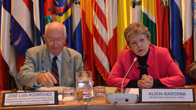 La Secretaria Ejecutiva de la CEPAL, Alicia Bárcena y el académico ypolítico cubano, José Luis Rodríguez García.