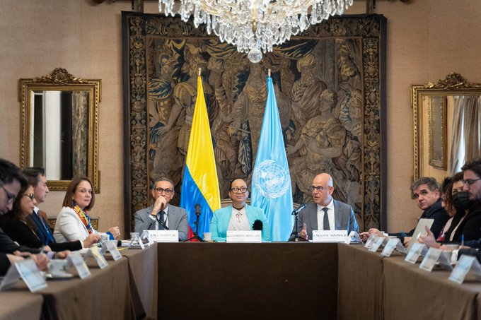 En la testera, al centro, la Viceministra de Asuntos Multilaterales de Colombia, Elizabeth Taylor Jay, junto a Luis Fidel Yáñez, Secretario de la Comisión de la CEPAL (derecha), y Luis Mora, Representante Residente del UNFPA (izquierda).