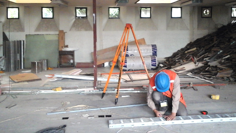 un trabajador de la construcción trabaja en el piso de una obra en construcción