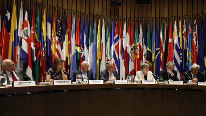 Participantes en la conferencia sobre el estado de la democracia en América Latina, realizada en la CEPAL