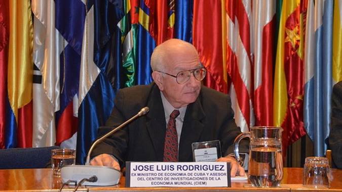 El ex Ministro de Cuba José Luis Rodríguez, durante su presentación en la CEPAL.