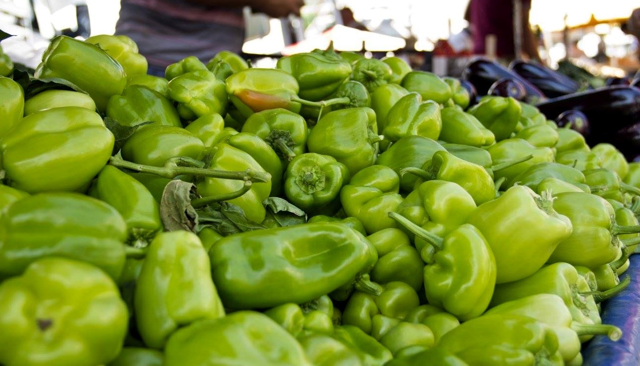 Puesto de chile verde dulce en El Salvador