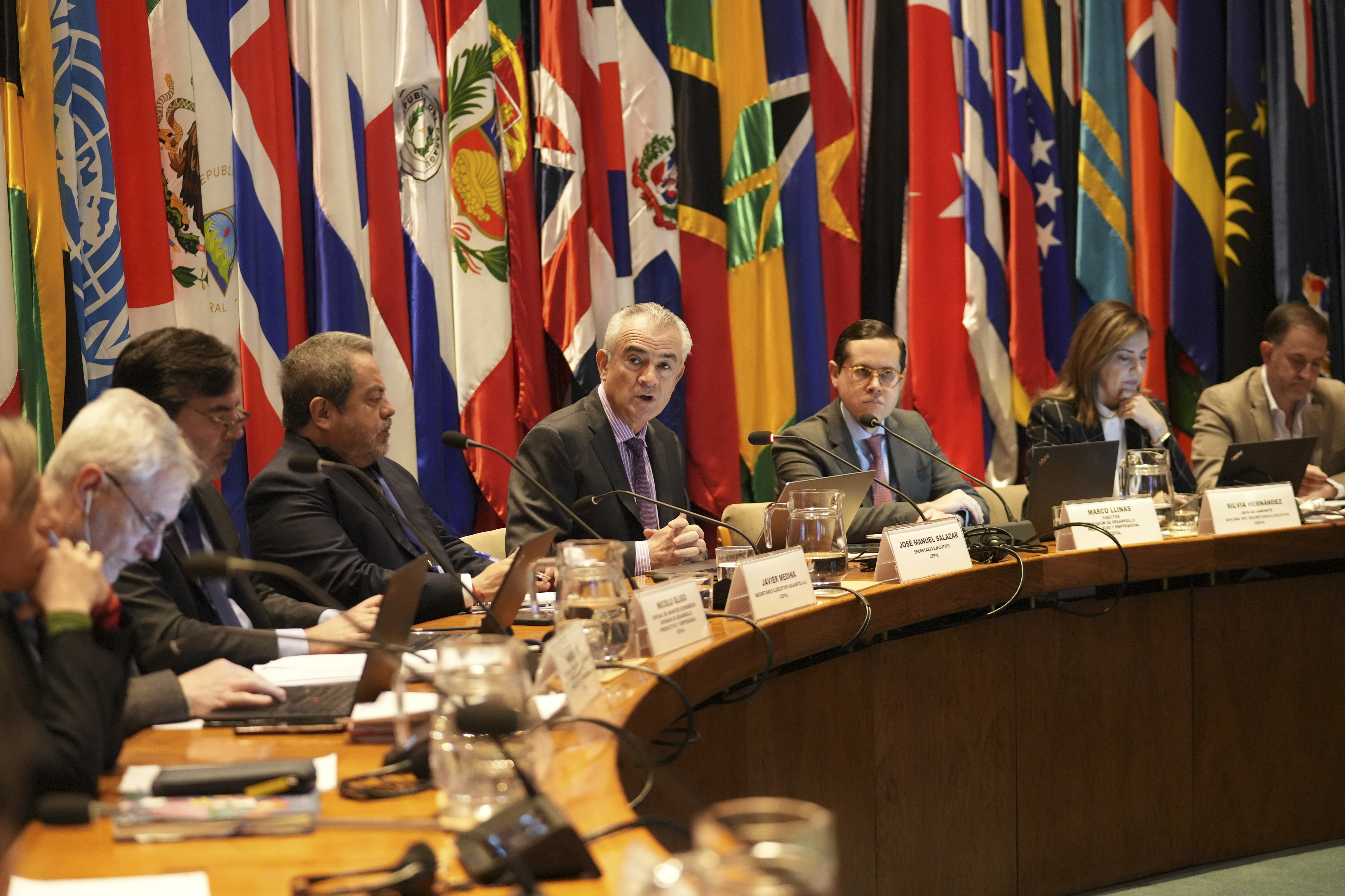 Fotografía de los principales panelistas en la mesa de la Sala Celso Furtado de la CEPAL