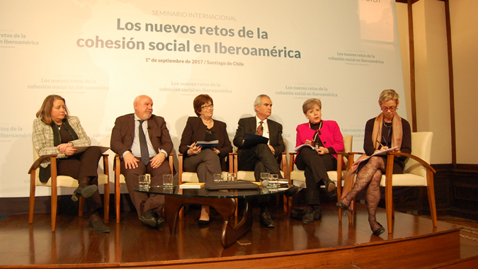 Los participantes del III panel titulado Desafíos actuales y perspectivas de la cohesión social de aquí al 2030.