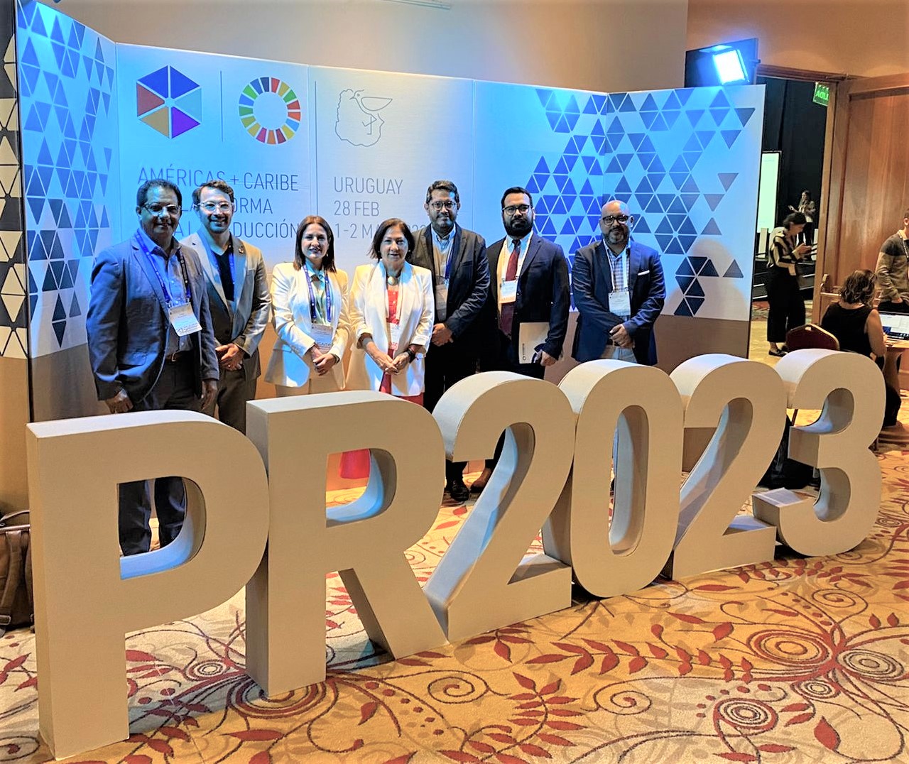 Foto, de izquierda a derecha, Carlos Burgos e Ivan Cerda, Consultores del ICAP; María José Castillo, Directora de Gestión de Riesgos y Cambio Climático del ICAP; Luz Graciela Calzadilla, Directora General del Instituto Meteorológico Hidrológico de Panamá; José Manuel Iraheta, Oficial de Asuntos Económicos de la Sede Subregional de la CEPAL, México; Alfredo Flores, Secretario Ejecutivo de la SECOSEFIN y Róger Vega, Asesor Técnico Principal del proyecto RIDASICC. 