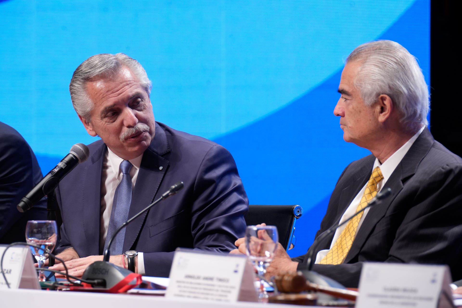 El Presidente de Argentina, Alberto Fernández (izquierda), junto al Secretario Ejecutivo de la CEPAL, José Manuel Salazar-Xirinachs.