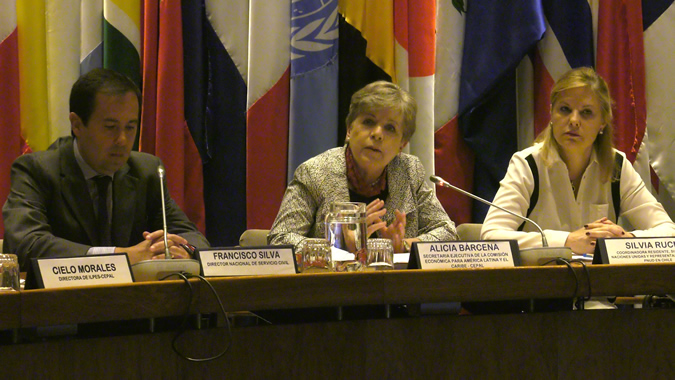 De izquierda a derecha, Francisco Silva, Director subrogante del Servicio Civil de Chile; Alicia Bárcena, Secretaria Ejecutiva de la CEPAL, y Silvia Rucks, Coordinadora Residente del Sistema de las Naciones Unidas en Chile.