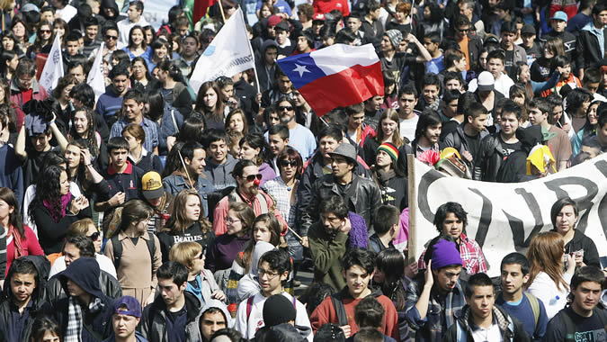 Jóvenes en una manifestación en Chile.