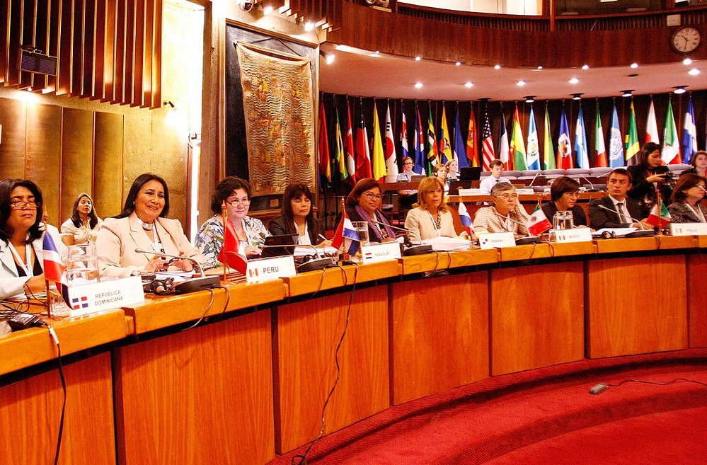 Foto de participantes de la quincuagésima reunión de la Mesa Directiva de la Conferencia Regional sobre la Mujer de América Latina y el Caribe