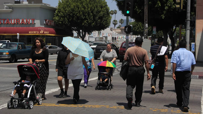 foto de personas caminando por la calle