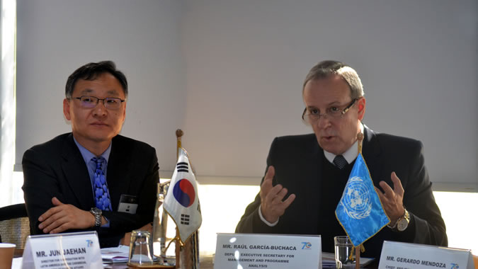 Jo Yung-joon, Director General para América Latina y el Caribe del Ministerio de Relaciones Exteriores de la República de Corea (a la izquierda), y Raúl García-Buchaca, Secretario Ejecutivo Adjunto para Administración y Análisis de Programas de la CEPAL.