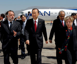 El Secretario General de las Naciones Unidas, Ban Ki-moon (centro), fue recibido en el aeropuerto de Santiago por el Canciller, Mariano Fernández, y la Secretaria Ejecutiva de la CEPAL, Alicia Bárcena.