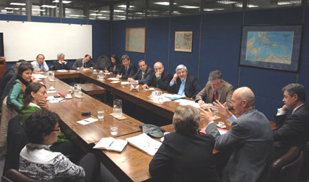 En la reunión estuvieron presentes el Secretario Ejecutivo Adjunto de la CEPAL, Antonio Prado, y los Directores y Jefes de varias divisiones y unidades de la institución.