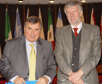 El economista francés François Bourguignon (izq.) junto al Secretario Ejecutivo Adjunto de la CEPAL, Antonio Prado.