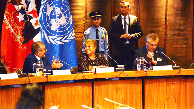 De izquierda a derecha: Mario Cimoli, Secretario Ejecutivo Adjunto (a.i.) de la CEPAL; Michelle Bachelet, Presidenta de Chile; y Mario Hamuy, Presidente del Consejo de la Comisión Nacional de Investigación Científica y Tecnológica de Chile (CONICYT).