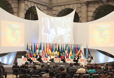 Alicia Bárcena participó también en México D.F. en el Foro de la Democracia Latinoamericana.