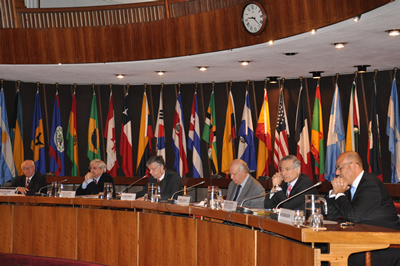 (de izquierda a derecha) Osvaldo Sunkel, CEPAL; Dante Caputo, OEA; Antonio Prado, Secretario Ejecutivo Adjunto de la CEPAL; Ricardo Lagos, ex Presidente de Chile; Heraldo Muñoz, PNUD; y Luis Yáñez, CEPAL, moderador del encuentro.