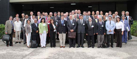 Foto grupal de los delegados asistentes a la Décima reunión del comité ejecutivo de la Conferencia Estadística de las Américas (CEA-CEPAL), en La Hababa, Cuba.