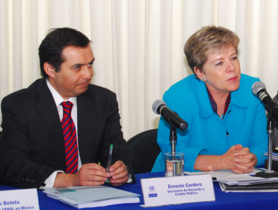 El Secretario de Hacienda y Crédito Público de México, Ernesto Cordero, junto a la Secretaria Ejecutiva de la CEPAL, Alicia Bárcena, durante la presentación del informe sobre La inversión extranjera en América Latina y el Caribe 2010, realizada en Ciudad de México.