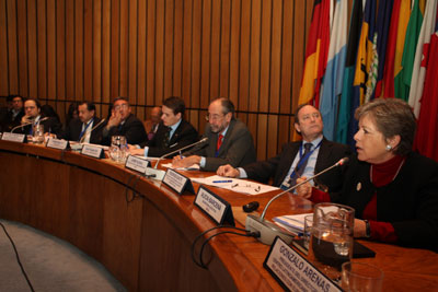 Seminario en la CEPAL analizó las relaciones entre América Latina y el Caribe y Europa. En primer plano, la Secretaria Ejecutiva de la CEPAL, Alicia Bárcena, quien estuvo a cargo de la presentación inaugural del encuentro.