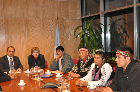 Los representantes de la Alianza Territorial Mapuche (de derecha a izquierda) Mijael Carvones Queipul, Sandra Meza Huencho, Longko Juan Catrillanca y Longko  Juan Carlos Curinao, junto a Alicia Bárcena, Secretaria Ejecutiva de la CEPAL, y Amerigo Incalcaterra, Representante Regional para América del Sur del ACNUDH.