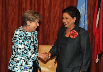 Alicia Bárcena, Secretaria Ejecutiva de CEPAL (izq) saluda a Kamla Persad-Bissessar, Primera Ministra de Trinidad y Tobago