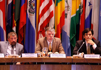 De izquierda a derecha: Mario Cimoli, Director de la División de Desarrollo Productivo y Empresarial de la CEPAL, Antonio Prado, Secretario Ejecutivo Adjunto de la CEPAL, y Arturo Muente, representante del Banco Mundial.