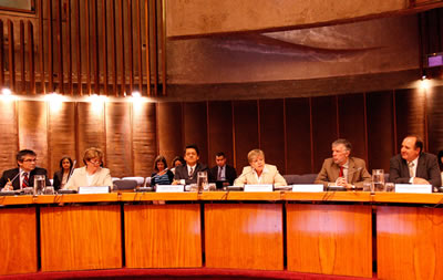 De izquierda a derecha: Mario Marcel, Director Adjunto de la División de Gobernanza Pública y Desarrollo Territorial de la OCDE, Adrienne Cheasty, Directora Adjunta del Departamento de Asuntos Fiscales del FMI, Jorge Máttar, Director del Instituto Latinoamericano de Planificación Económica y Social (ILPES) de la CEPAL, Alicia Bárcena, Secretaria Ejecutiva de la CEPAL, Antonio Prado, Secretario Ejecutivo Adjunto de la CEPAL, y Ricardo Martner, Jefe del Área de Políticas Presupuestarias y Gestión Pública de ILPES/CEPAL.