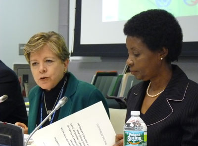 Alicia Bárcena, Secretaria Ejecutiva de la CEPAL, junto a Asha-Rose Migiro, Vicesecretaria General de las Naciones Unidas, durante la reunión realizada el 27 de marzo en Nueva York.