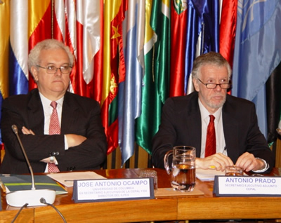 Antonio Prado, Secretario Ejecutivo Adjunto de la CEPAL (derecha), junto a José Antonio Ocampo, Profesor de la Universidad de Columna y ex Secretario Ejecutivo de la CEPAL.