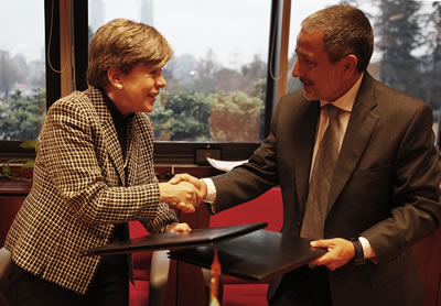 La Secretaria Ejecutiva de la CEPAL, Alicia Bárcena, y el Presidente del Centro de Gestión y Estudios Estratégicos de Brasil (CGEE), Mariano Laplane, se saludan tras la firma del acuerdo.