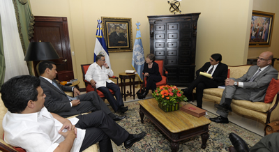 El Presidente de El Salvador, Mauricio Funes (al centro) recibió a la Secretaria Ejecutiva de la CEPAL, Alicia Bárcena, en San Salvador el jueves 9 de agosto.
