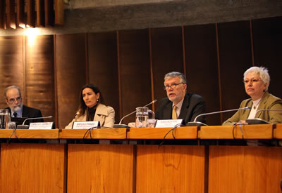 En el lanzamiento del estudio con las conclusiones de la consulta de opinión sobre las políticas de cuidado de personas dependientes en América Latina estuvieron presentes (de izquierda a derecha) Luis Eduardo González, de la consultora CIFRA de Uruguay, Carolina Schmidt, Ministra Directora del Servicio Nacional de la Mujer de Chile (SERNAM), Antonio Prado, Secretario Ejecutivo Adjunto de la CEPAL y Sonia Montaño, Directora de la División de Asuntos de Género de la CEPAL.