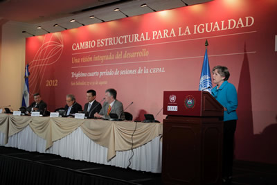 La Secretaria Ejecutiva de la CEPAL, Alicia Bárcena, se dirige a los asistentes durante la clausura del trigésimo cuarto período de sesiones de la CEPAL en San Salvador.
