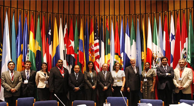 Los delegados de Brasil, Chile, Costa Rica, República Dominicana, Ecuador, Jamaica, México, Panamá, Perú y Uruguay, que participaron en la reunión sobre el principio 10, junto al representante de la CEPAL, Joseluis Samaniego (extremo derecho).