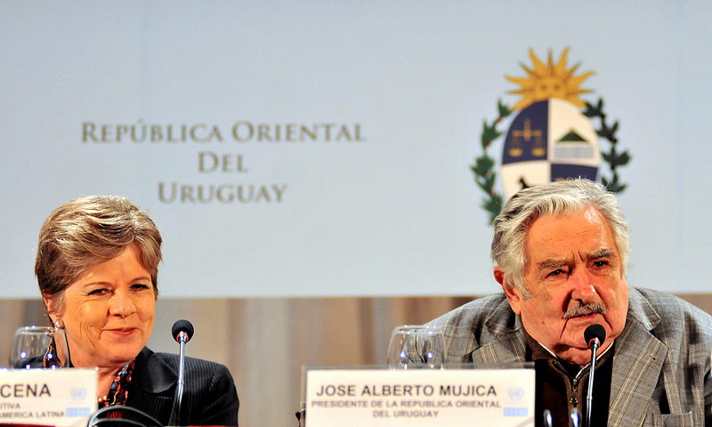 De izquierda a derecha: Alicia Bárcena, Secretaria Ejecutiva de la CEPAL, José Mujica, Presidente de Uruguay, y Babatunde Osotimehin, Director Ejecutivo del UNFPA.