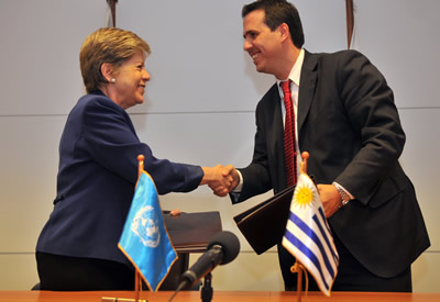 Alicia Bárcena, Secretaria Ejecutiva de la CEPAL, y Diego Cánepa, Prosecretario de la Presidencia de la República del Uruguay, se saludan tras la firma del convenio de cooperación.