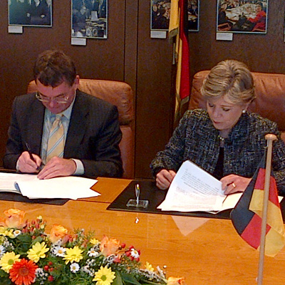 Firma del convenio entre la CEPAL y el Ministerio Federal de Cooperación Económica y Desarrollo de Alemania.