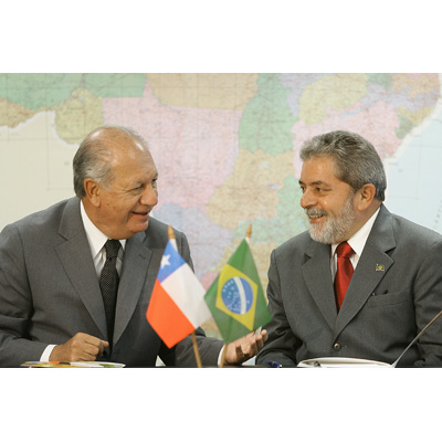 El presidente de Brasil Luiz Inácio Lula da Silva conversa con su homólogo chileno, Ricardo Lagos, durante un encuentro celebrado en Sao Paulo en 2005.
