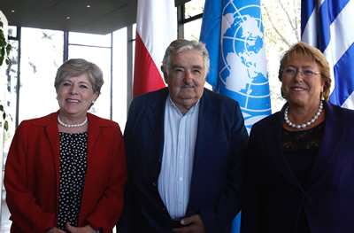 La Secretaria Ejecutiva de la CEPAL, Alicia Bárcena (izquierda), junto a los Presidentes de Uruguay, José Mujica, y Chile, Michelle Bachelet.